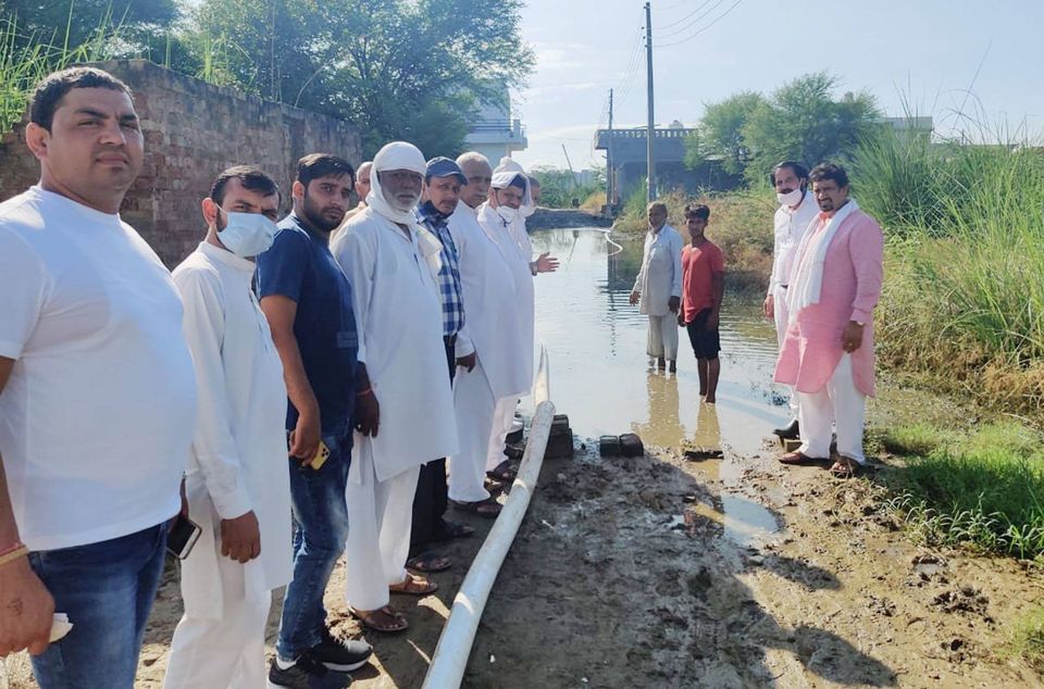 शहर के मामन विहार, सैनिक नगर, ओमेक्स परिसर के आसपास जलभराव की समस्या से निदान को लेकर पूर्व विधायक नरेश कौशिक ने नगर परिषद के पूर्व चेयरमैन कर्मवीर राठी व वरिष्ठ भाजपा नेता सतपाल राठी के साथ जलभराव वाले कई स्थानों का किया दौरा।