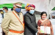 शिक्षाविद् योगाचार्य डॉ अंजू अग्रवाल को राजकीय स्वतंत्रता दिवस समारोह में किया सम्मानित  * एसडीएम हितेंद्र कुमार ने कोरोना योद्धा के रूप में दिया डॉ अंजू अग्रवाल को सम्मानित  * योग एवं आयुष के प्रति समपर्ण सेवा भाव के तहत सौंपी गई थी योगाभ्यास कराने की जिम्मेदारी