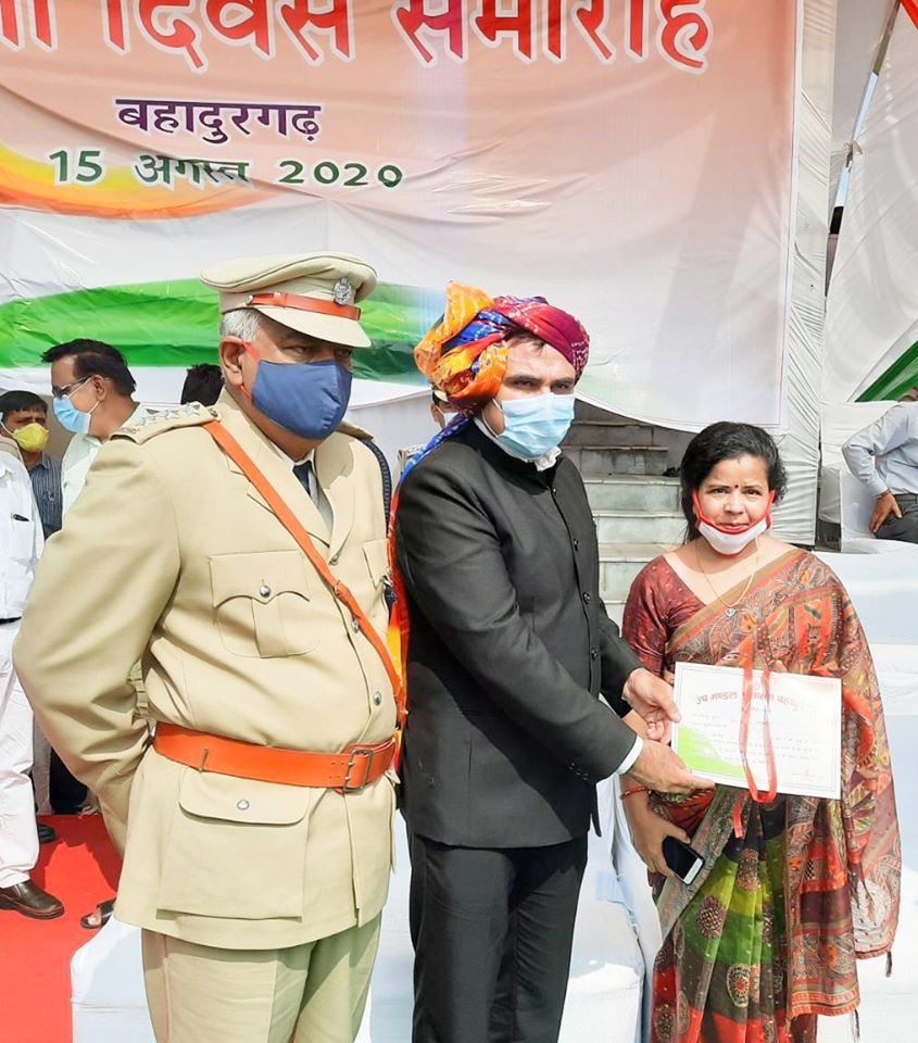 शिक्षाविद् योगाचार्य डॉ अंजू अग्रवाल को राजकीय स्वतंत्रता दिवस समारोह में किया सम्मानित  * एसडीएम हितेंद्र कुमार ने कोरोना योद्धा के रूप में दिया डॉ अंजू अग्रवाल को सम्मानित  * योग एवं आयुष के प्रति समपर्ण सेवा भाव के तहत सौंपी गई थी योगाभ्यास कराने की जिम्मेदारी