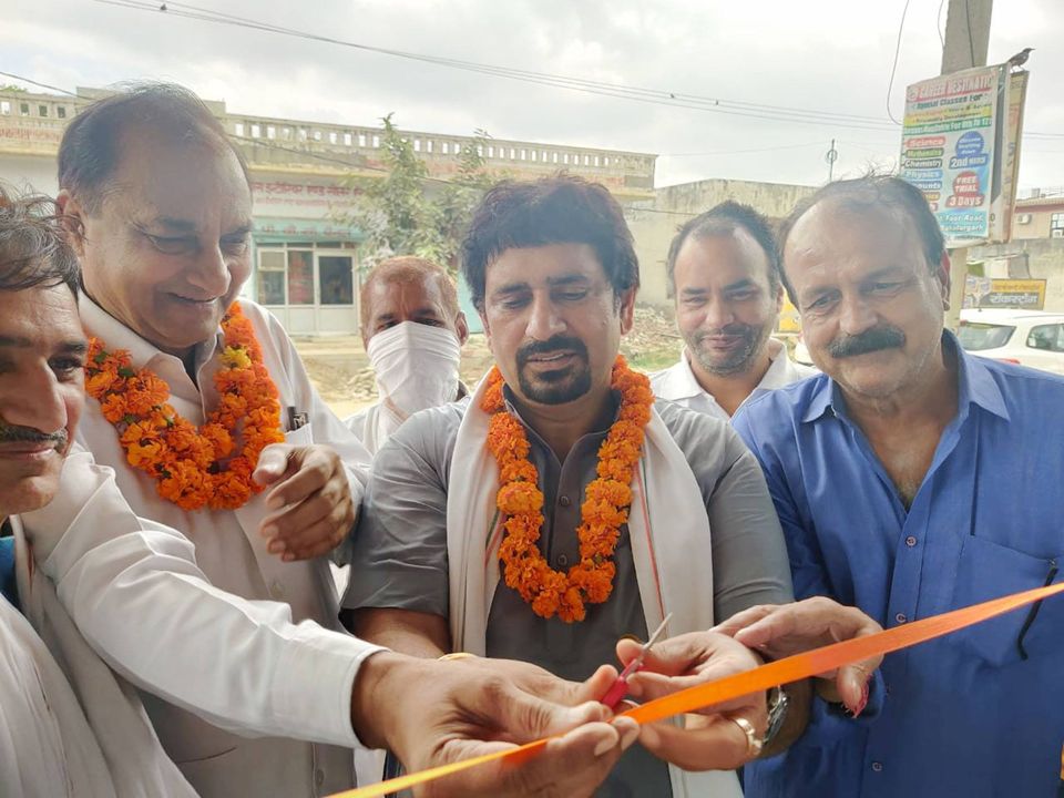 वार्ड-27 में खोला गया अटल सेवा केंद्र, लोगों को मिलेगा फायदा मुख्यातिथि वरिष्ठ भाजपा नेता सतपाल राठी व विशिष्ट अतिथि अशोक गुप्ता ने रिबन काटकर किया उद्घाटन, सरकारी स्कीमों व अन्य कार्यों के लिए वार्डवासियों को नहीं काटने पड़ेंगे विभागीय कार्यालय के चक्कर