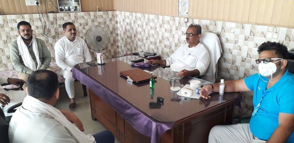 व्यापार मंडल प्रदेश उपाध्यक्ष सतीश छिकारा व दुकानदारों ने सोमवार, मंगलवार खोलने पर सरकार का जताया आभार, व्यापार मंडल प्रदेश उपाध्यक्ष सतीश छिकारा बोलें, दुकानदारों व व्यापारियों को सरकार को आर्थिक पैकेज देकर राहत देनी चाहिए