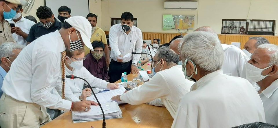 किसान नेता सतीश छिकारा के साथ आसौदा व आस पास के ग्रामीण जनहित की मांगो के लिए सांसद अरविन्द शर्मा से मिले -केएमपी के साथ-साथ रेलवे कॉरिडोर की प्रस्तावना पर सांसद अरविंद शर्मा ने ग्रामीणों को किया आश्वस्त : सतीश छिकारा