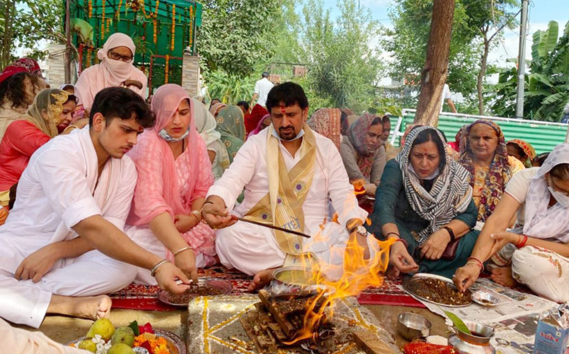 वार्ड-30 के शिव मंदिर में पूरे विधि-विधान से हुई मूर्तियों की प्राण प्रतिष्ठा, शिव मूर्ति प्राण प्रतिष्ठा समारोह के दौरान किया गया हवन-यज्ञ व निकाली गई कलश यात्रा, वरिष्ठ भाजपा नेत्री एवं नगर पार्षद डा. नीना सतपाल राठी की ओर से किया किया गया आयोजन