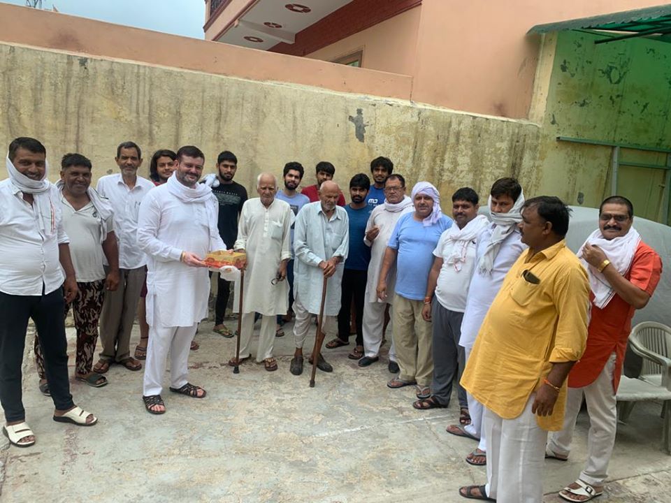 पूर्व चेयरमैन रवि खत्री ने राम मंदिर निर्माण पर लड्डू बाँटकर खुशी मनाई