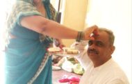 *किसान नेता सतीश छिकारा ने रक्षा बंधन पर बहन को पौधा भेंट करके मनाया रक्षाबंधन त्यौहार*  *15 अगस्त तक बहनों, बेटियों और मातृशक्ति को पौधे बांटने का लिया संकल्प*
