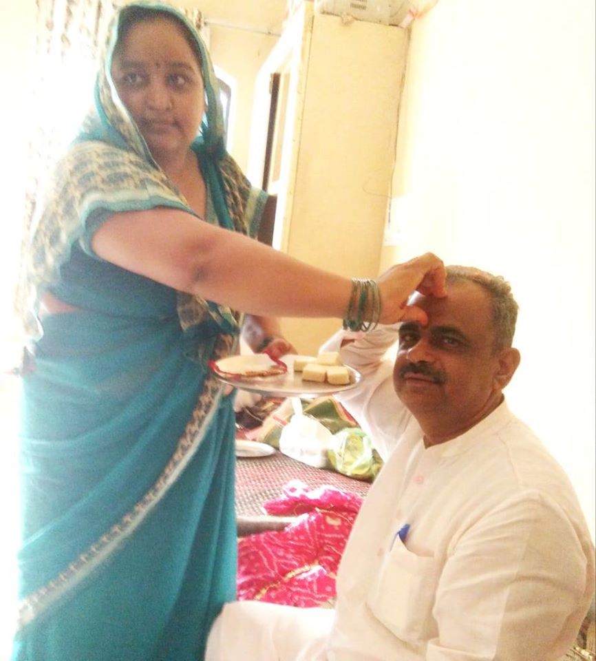 *किसान नेता सतीश छिकारा ने रक्षा बंधन पर बहन को पौधा भेंट करके मनाया रक्षाबंधन त्यौहार*  *15 अगस्त तक बहनों, बेटियों और मातृशक्ति को पौधे बांटने का लिया संकल्प*