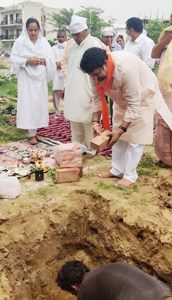वरिष्ठ भाजपा नेत्री एवं नगर पार्षद डॉ. नीना सतपाल राठी ने रखी शिव मंदिर की आधारशिला -ओमेक्स सिटी होम परिसर में जल्द बनकर तैयार होगा शिव मंदिर