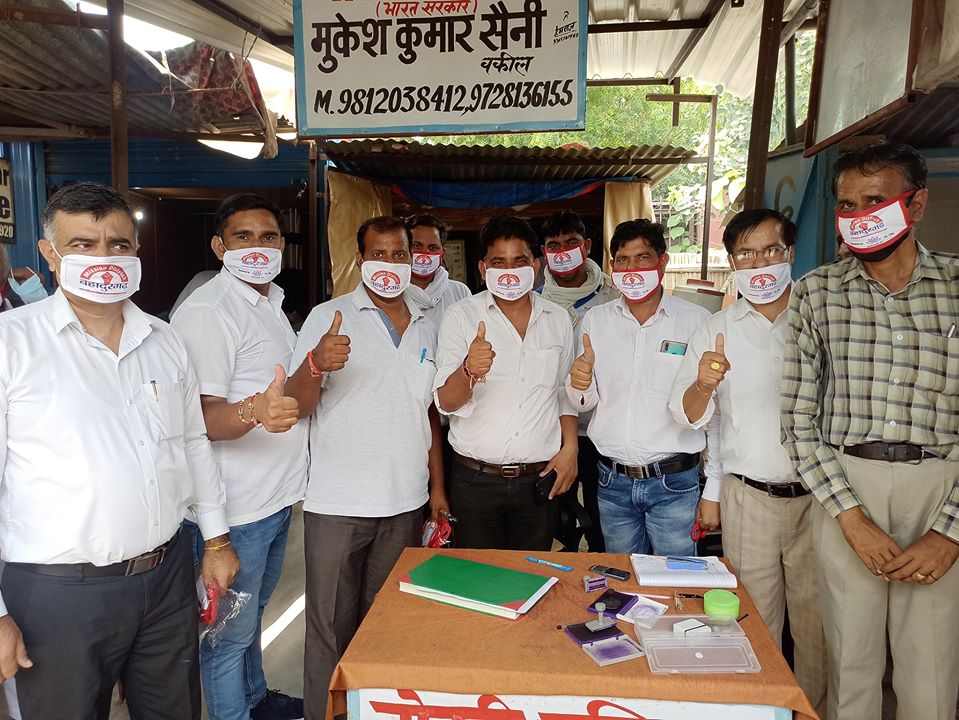 तहसील परिसर में वितरित किए गए मिशन डिस्ट्रिक्ट बहादुरगढ़ के मास्क