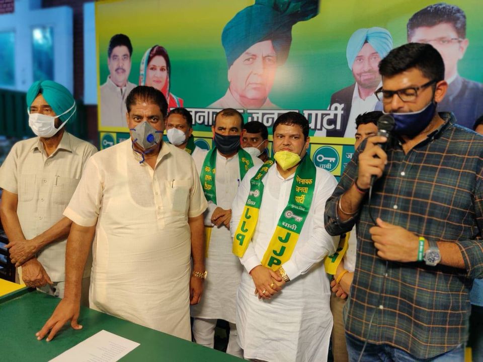 *- कांग्रेस ओबीसी विभाग के राष्ट्रीय संयोजक अब जेजेपी में* *- तीन पूर्व विधानसभा प्रत्याशी समेत सैकड़ों ने थामा जेजेपी का दामन* *- जेजेपी के राष्ट्रीय अध्यक्ष डॉ. अजय सिंह चौटाला ने किया सबका स्वागत*