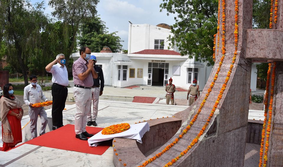 वीर एवं शहीदी दिवस के अवसर डीसी जितेंद्र कुमार ने शहीद स्मारक पर पुष्पचक्र अर्पित कर शहीदों को दी श्रद्धांजलि