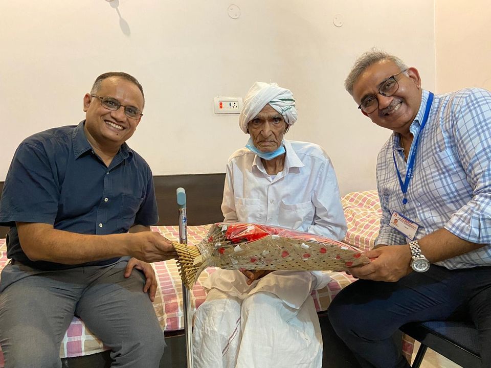95 साल के वृद्ध ने जीवन ज्योति अस्पताल की टीम की मदद से कोरोना को मात देकर दिया जिंदादिली का परिचय