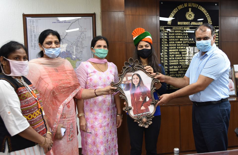 झज्जर प्रशासन ने अर्जुन अवार्डी शूटर मनु भाकर का किया सम्मान -डीसी जितेंद्र कुमार ने सम्मानित करते हुए कहा कि बेटियों के दमदार प्रदर्शन ने दिखलाई बदलाव की नई चमक
