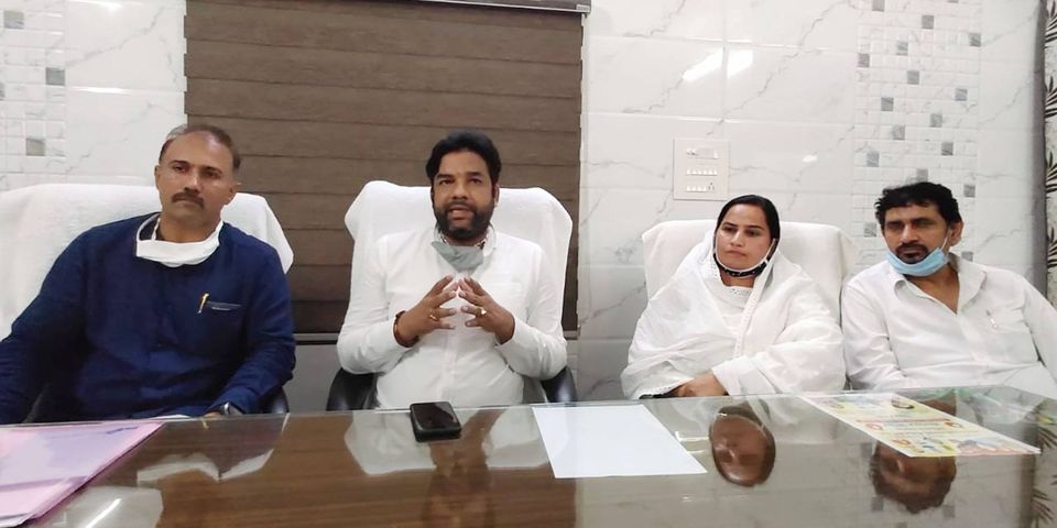 17 सितम्बर को सैनिक नगर में लगने वाले विशाल रक्तदान एवं प्लाज़्मा शिविर की तैयारियों को लेकर भाजपा युवा मोर्चा के प्रदेशाध्यक्ष मनीष यादव व झज्जर जिलाध्यक्ष विक्रम कादियान ने कार्यक्रम संयोजिका नगर पार्षद डॉ. नीना सतपाल राठी से कार्यक्रम की तैयारियों को लेकर विस्तार से की चर्चा।