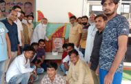 पूर्व चेयरमैन कर्मवीर राठी कार्यालय पर कार्यकर्ताओं ने पीएम नरेंद्र मोदी का जन्मदिन केक काटकर मनाया