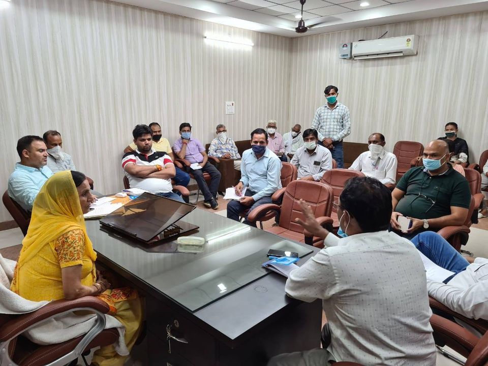 सेक्टरों में बदली जाएंगी करीब 80 लाख रुपये की लगात से 1800 से ज्यादा स्ट्रीट लाइटें  - सोडियम व सीएफएल लाइटों के स्थान पर लगाई जाएंगी एलइडी स्ट्रीट लाइट  - नगर परिषद की चेयरपर्सन शीला राठी ने ली अधिकारियों की बैठक, जनहित के कामों में तीव्रता लाने के दिए निर्देश