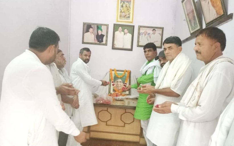 *जननायक देवीलाल अमर रहे के जयकारों से गुंज उठी पूर्व मंत्री मांगेराम मार्किट*  *इनेलो नेता सतीश नंबरदार के कार्यालय पर श्रद्धापूर्वक मनाई गई चौधरी देवीलाल की 107वीं जयंती*  *सतीश नंबरदार ने देवीलाल जयंती पर किया इनेलो नेता जयविरेंद्र दलाल को सम्मानित*