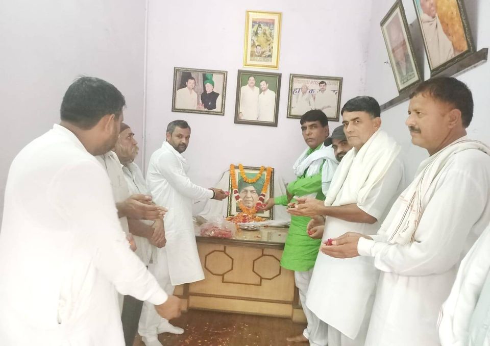 *जननायक देवीलाल अमर रहे के जयकारों से गुंज उठी पूर्व मंत्री मांगेराम मार्किट*  *इनेलो नेता सतीश नंबरदार के कार्यालय पर श्रद्धापूर्वक मनाई गई चौधरी देवीलाल की 107वीं जयंती*  *सतीश नंबरदार ने देवीलाल जयंती पर किया इनेलो नेता जयविरेंद्र दलाल को सम्मानित*