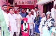 अश्विनी सैनी के फ़्लाइंग ऑफिसर बनने पर सैनीपुरा में बुजर्गो ने पगड़ी बाँध किया सम्मानित, पार्षद सैनी बोले समाज के बच्चे ले बिटिया से प्रेरणा
