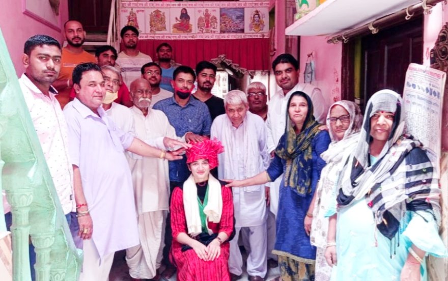 अश्विनी सैनी के फ़्लाइंग ऑफिसर बनने पर सैनीपुरा में बुजर्गो ने पगड़ी बाँध किया सम्मानित, पार्षद सैनी बोले समाज के बच्चे ले बिटिया से प्रेरणा