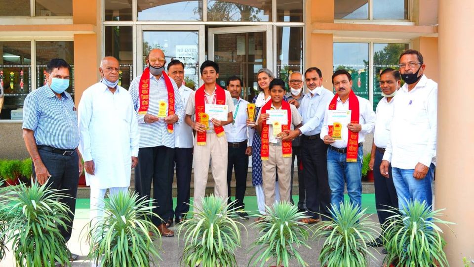 भारत विकास परिषद द्वारा आयोजित राष्ट्रीय एकल गीत प्रतियोगिता में श्री रामा भारती स्कूल ने दोनों वर्गों में प्राप्त किया प्रथम स्थान।