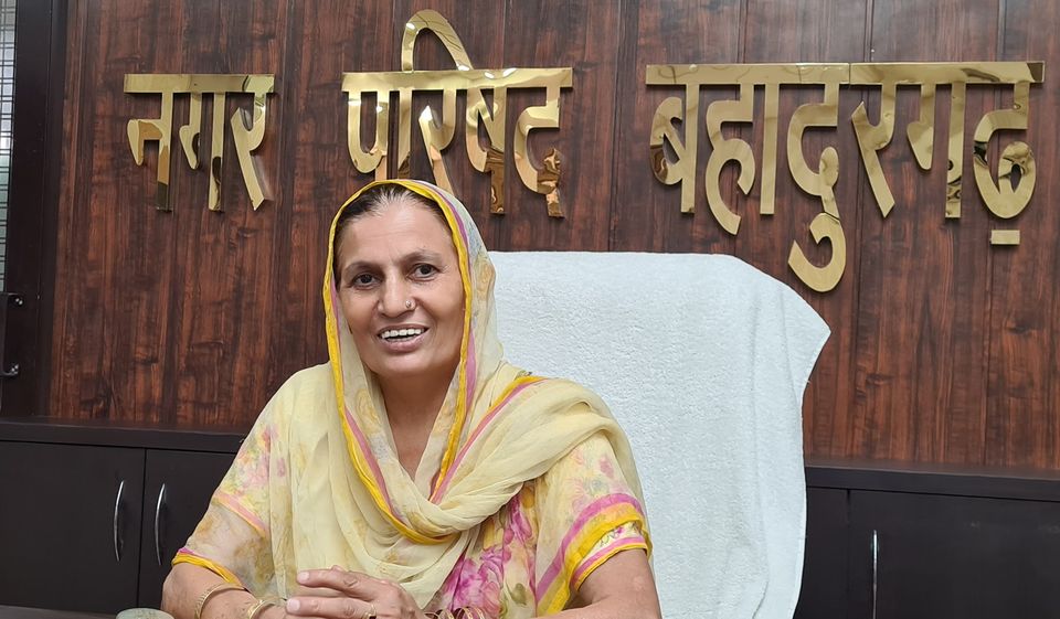 होशियार सिंह स्टेडियम में बनेंगे दो शौचालय, लगाए जाएंगे ओपन जिम  - नगर परिषद की चेयरपर्सन शीला राठी ने महिला खिलाड़ियों की मांग पूरी करते हुए 25 लाख रुपये से काम शुरू करने के दिए निर्देश  - जल्द ही ठेकेदार की ओर से शुरू किया जाएगा काम, खिलाड़ियों व सैर करने वाले लोगों को मिलेगी सुविधा