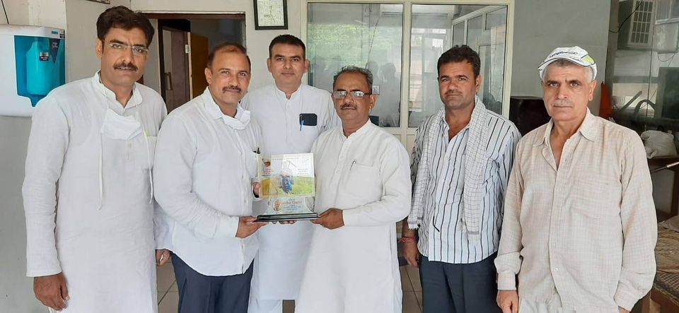 जनहित की मांगों को बुलंद कर रहे सतीश छिकारा का प्रयास सराहनीय : भाजपा जिला अध्यक्ष विक्रम कादयान, किसान नेता सतीश छिकारा ने भाजपा जिला अध्यक्ष विक्रम कादयान को स्मृति चिह्नन भेंट कर किया सम्मानित