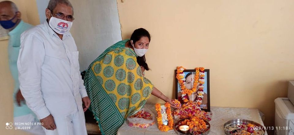 सामाजिक संगठनों के प्रतिनिधियों एवं गणमान्य लोगों ने श्रद्धा सुमन अर्पित कर पुण्य आत्मा के मोक्ष हेतु की प्रार्थना