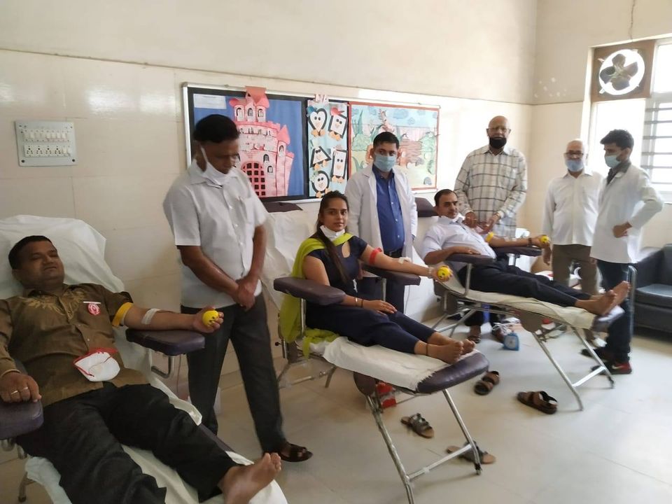 भारत विकास परिषद बहादुरगढ शाखा और रक्तदान सेवा संस्थान रोहतक के संयुक्त तत्वाधान में रक्तदान सेवक एंव प्रसिद्ध साहित्यकार डाँ अनूप बंसल मधुकान्त के 71वें जन्म दिवस पर रक्तदान शिविर का किया गया आयोजन।