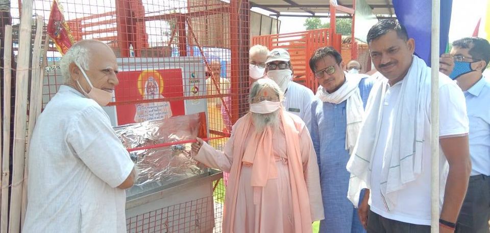 स्वामी दिव्यानन्द जी महाराज ने बादली रोड उपचार केंद्र में गौदान कार्यक्रम के पश्चात किया वाटर कूलर का उद्घाटन