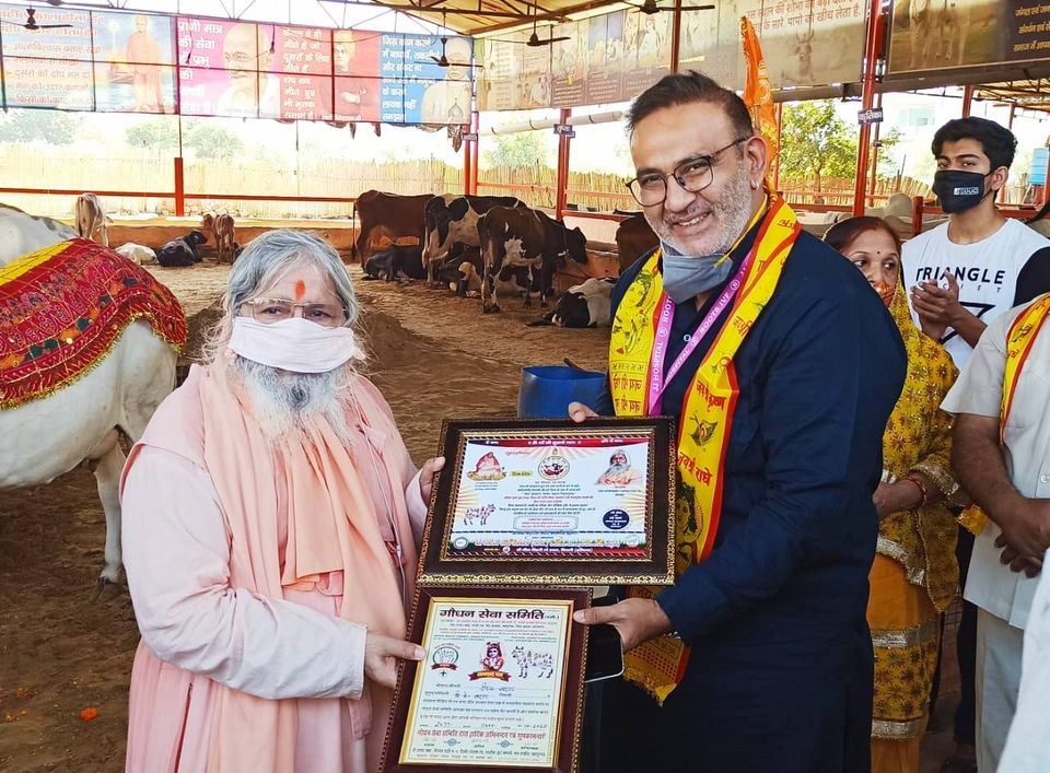 जीवन ज्योति अस्पताल की तरफ से गो कथा कार्यक्रम में की गई गौदान व निःशुल्क सैनिटाइजर का किया गया वितरण ।
