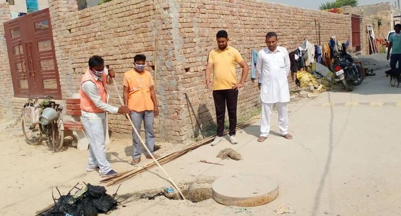 वार्ड नं 31 की दुर्गा कॉलोनी में काफी समय से जाम सीवर लाइन की सफाई करवाकर खुलवाया: सिकन्दर