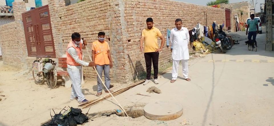 वार्ड नं 31 की दुर्गा कॉलोनी में काफी समय से जाम सीवर लाइन की सफाई करवाकर खुलवाया: सिकन्दर