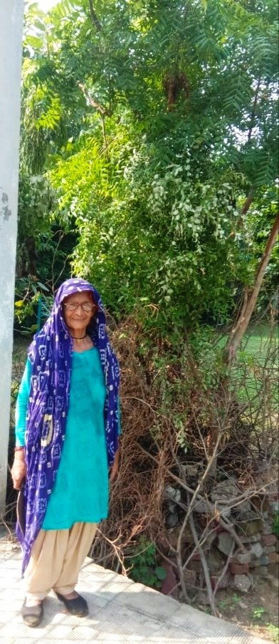 85 वर्षीय बुजुर्ग महिला एक नीम के पेड़ को बचाने के लिए 7 साल से कर रही है प्रयास