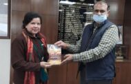 डॉ. अंजु अग्रवाल ने उपायुक्त जितेंद्र कुमार को भेंट की धार्मिक ग्रंथ गीता