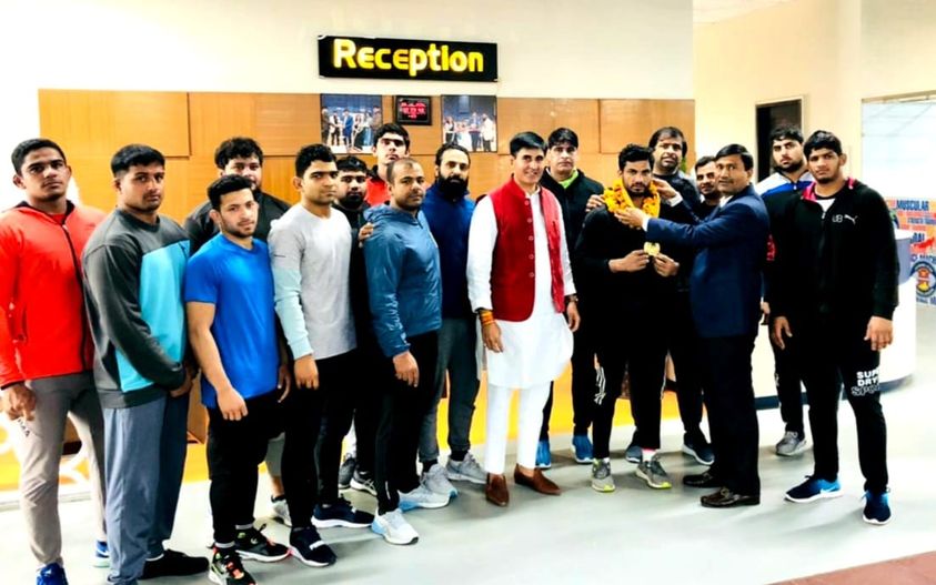 *हिन्दे केसरी सोनू पहलवान अखाड़े के पहलवान राहुल राठी ने सीनियर नेशनल में जीता स्वर्ण पदक, पहलवानों में खुशी* *एचएल सिटी के शाईनिंग स्टार फिटनेस सैंटर में हुआ विजेता पहलवान का स्वागत* *एचएल सिटी के निदेशक राकेश जून ने स्वर्ण विजेता पहलवान को दिया 21 हजार का ईनाम*