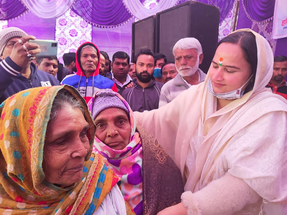 *वीर सैनिकों की बदौलत ही ले रहे हैं  आज हम खुली हवा में सांस : डॉ. नीना सतपाल राठी* *छोटूराम नगर विकास समिति की ओर से आयोजित गणतंत्र दिवस समारोह में की मुख्यातिथि शिरकत मुख्यातिथि डॉ. नीना सतपाल राठी ने 101 महिलाओं व 51 बुुजुर्गों को शॉल व चद्दर भेंटकर किया सम्मानित*