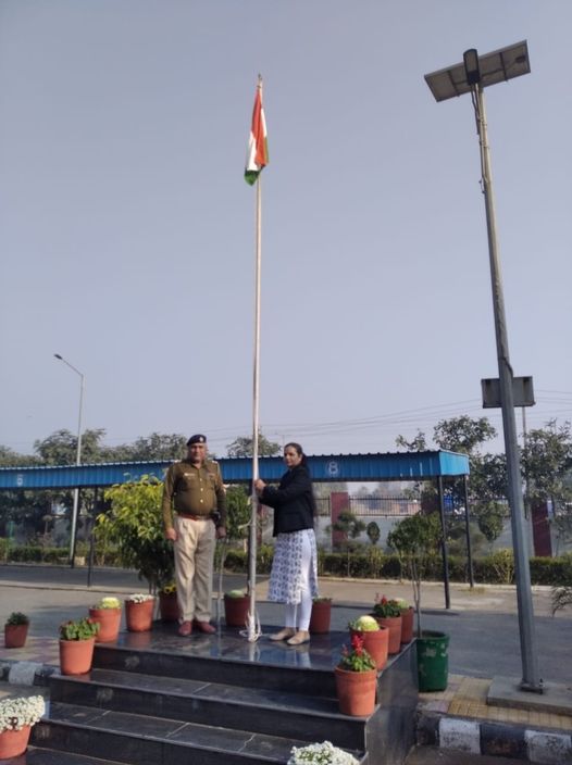 कोर्ट परिसर में अतिरिक्त सिविल जज दीप्ती ने फहराया तिरंगा