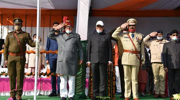 *झज्जर में सामाजिक न्याय एवं अधिकारिता मंत्री ओमप्रकाश यादव ने फहराया राष्ट्रीय ध्वज*  - *प्रशासनिक अधिकारियों के साथ शहीद स्मारक पर पहुंच वीर शहीदों को अर्पित की श्रद्धांजलि*