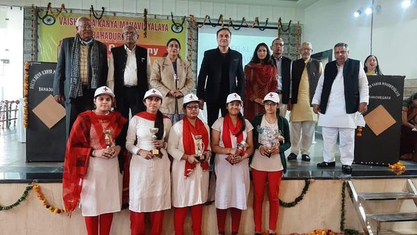 बसंत पंचमी के पावन दिवस पर वैश्य कन्या महाविद्यालय में हवन यज्ञ कार्यक्रम का किया गया आयोजन