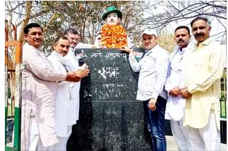 पूर्व चेयरमैन रवि खत्री सहित अनेक सामाजिक लोगों ने शहीदी दिवस पर शहीदों को किया नमन