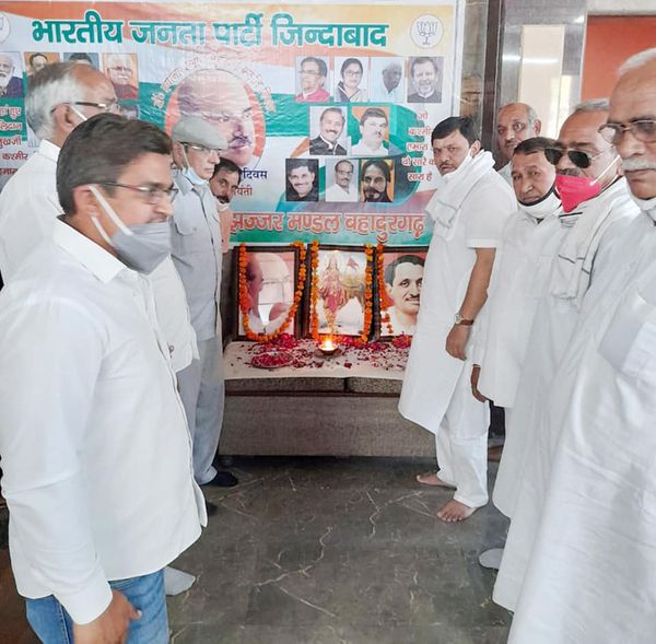 राज्यसभा सांसद जनरल डीपी वत्स व पूर्व विधायक नरेश कौशिक ने श्यामा प्रसाद मुखर्जी के स्मृति दिवस पर उन्हें किया नमन