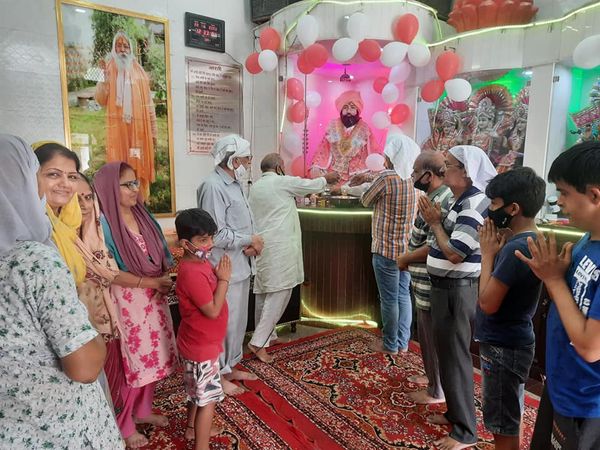 किला मोहल्ला के संकट मोचन शिव हनुमान मंदिर में हुई लड्डू गोपाल जी की स्थापना व भजन संध्या।