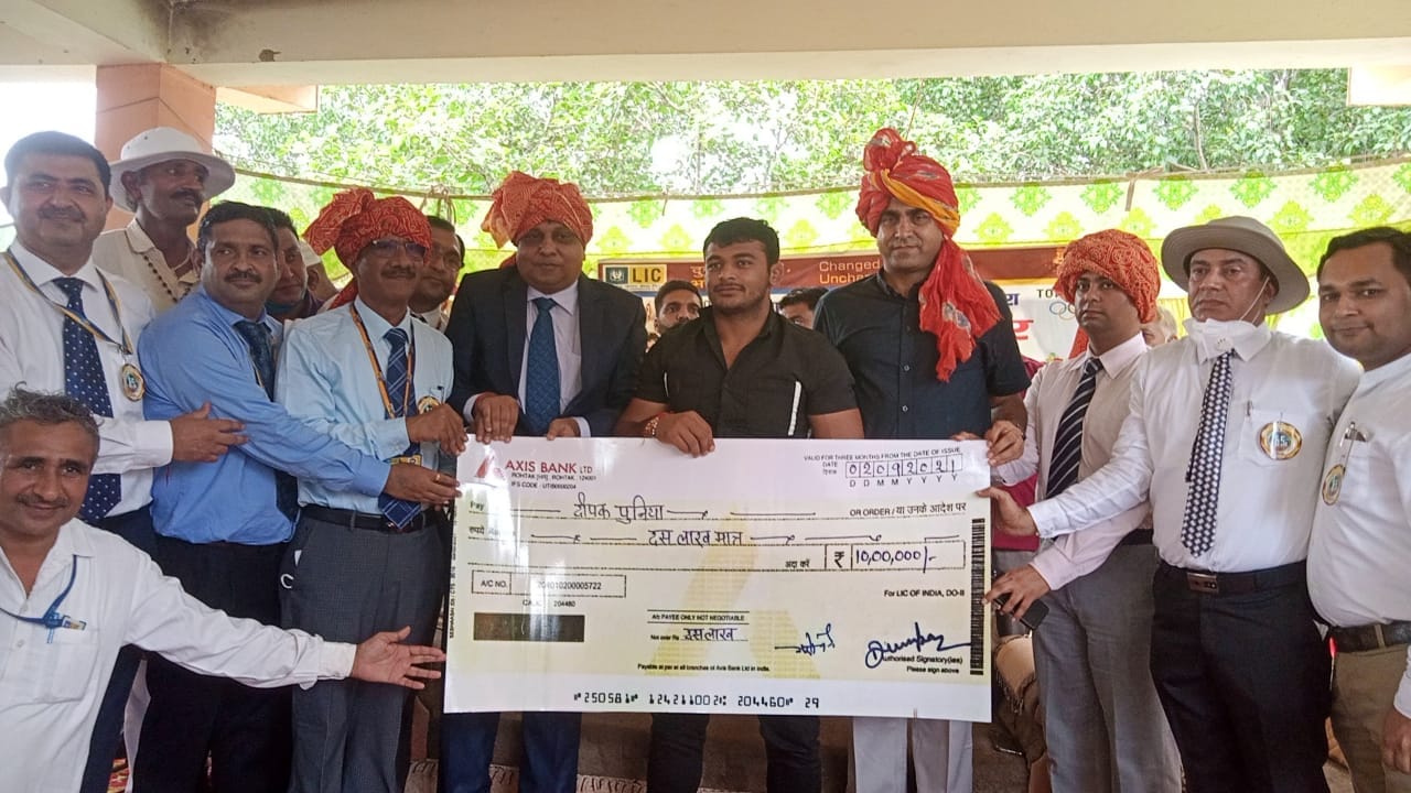 ओलंपियन पहलवान दीपक पुनिया को एल.आई.सी. ने किया सम्मानित