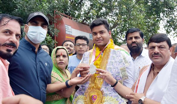 टोक्यो पैरा ओलंपिक मेंं पदक जीतकर योगेश ने किया देश का नाम रोशन - डीसी, योगेश कथूनिया के बहादुरगढ़ आगमन पर डी सी और पूर्व विधायक नरेश कौशिक ने किया स्वागत