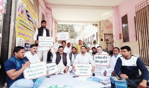 बढ़ाए गए शहरी विकास शुल्क पर भड़के लोग  नगर परिषद कार्यालय पर दिया धरना, सौंपा ज्ञापन