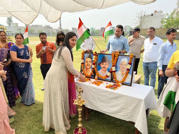 हरदयाल पब्लिक स्कूल में शहीदों को श्रद्धांजलि अर्पित करने के लिए किया गया कार्यक्रम का आयोजन।