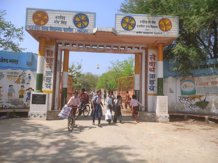 बहादुरगढ़ शहर से बालौर गांव के सरकारी स्कूल में पढ़ने जाते हैं विद्यार्थी।