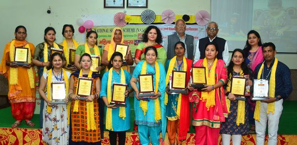 वैश्य बी एड कॉलेज में चल रहे एन एस एस के सात दिवसीय शिविर का हुआ समापन