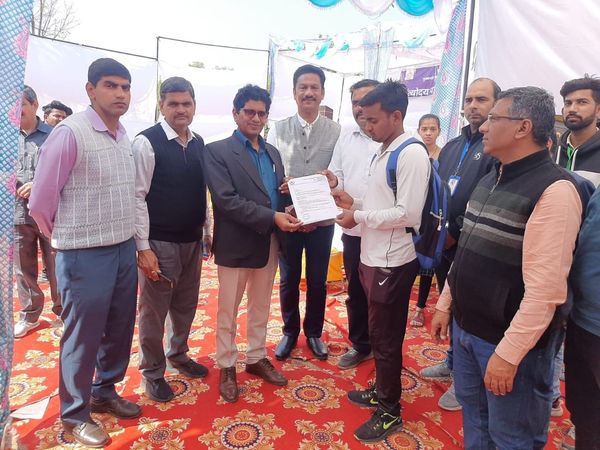 जिला प्रशासन एवं कॉन्फ़ेडरेशन ऑफ़ बहादुरगढ़ इंडस्ट्रीज के सभी 19 इंडस्ट्रियल एरिया की तरफ से मुख्यमंत्री रोजगार मेले का किया गया आयोजन।