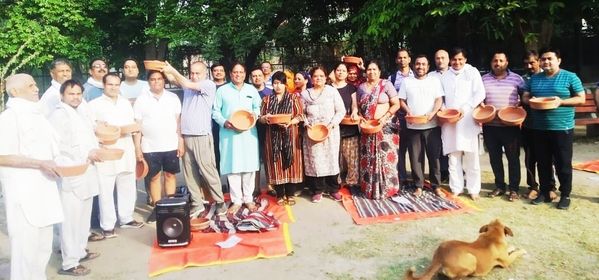 गौधन सेवा समिति की तरफ से देवीलाल पार्क में पक्षियों के लिए बांटे गए  पानी के सकोरे|